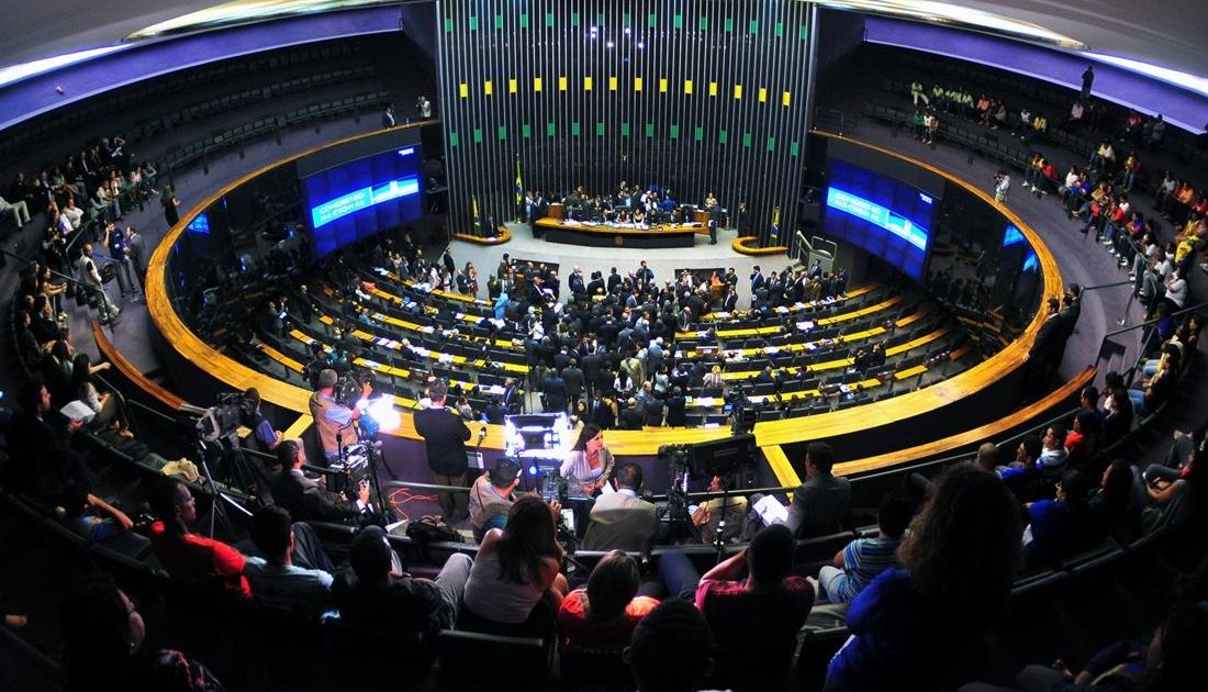 Painel de CRM para deputado federal com acompanhamento de emendas e ordens bancárias