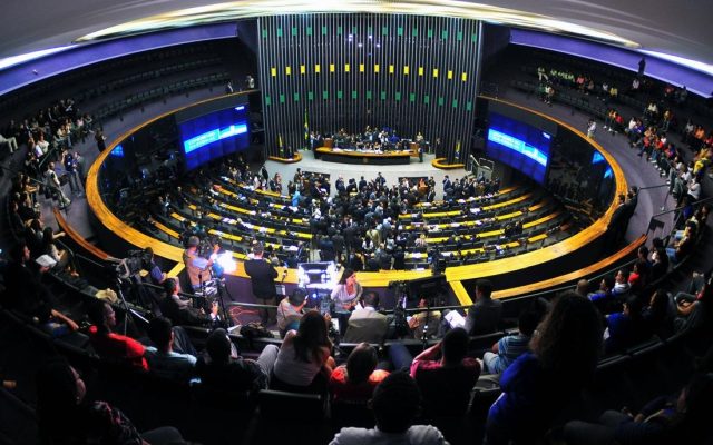 Painel de CRM para deputado federal com acompanhamento de emendas e ordens bancárias
