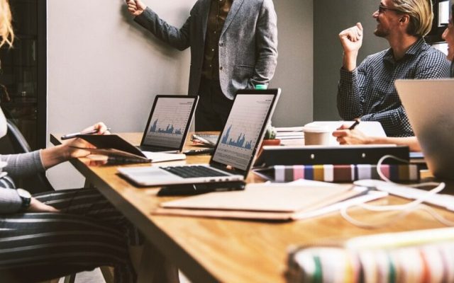 Painel de sistema de gestão de gabinete com contatos, agenda e tarefas do mandato em uma tela